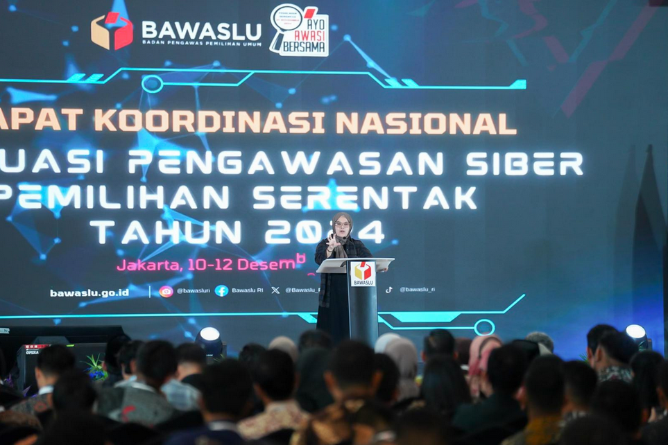 Anggota Bawaslu, Lolly Suhenty saat menyampaikan arahan pada Rapat Koordinasi Nasional (Rakornas) Evaluasi Pengawasan Siber Pemilihan Serentak Tahun 2024 di Jakarta, Selasa (10/12/2024).