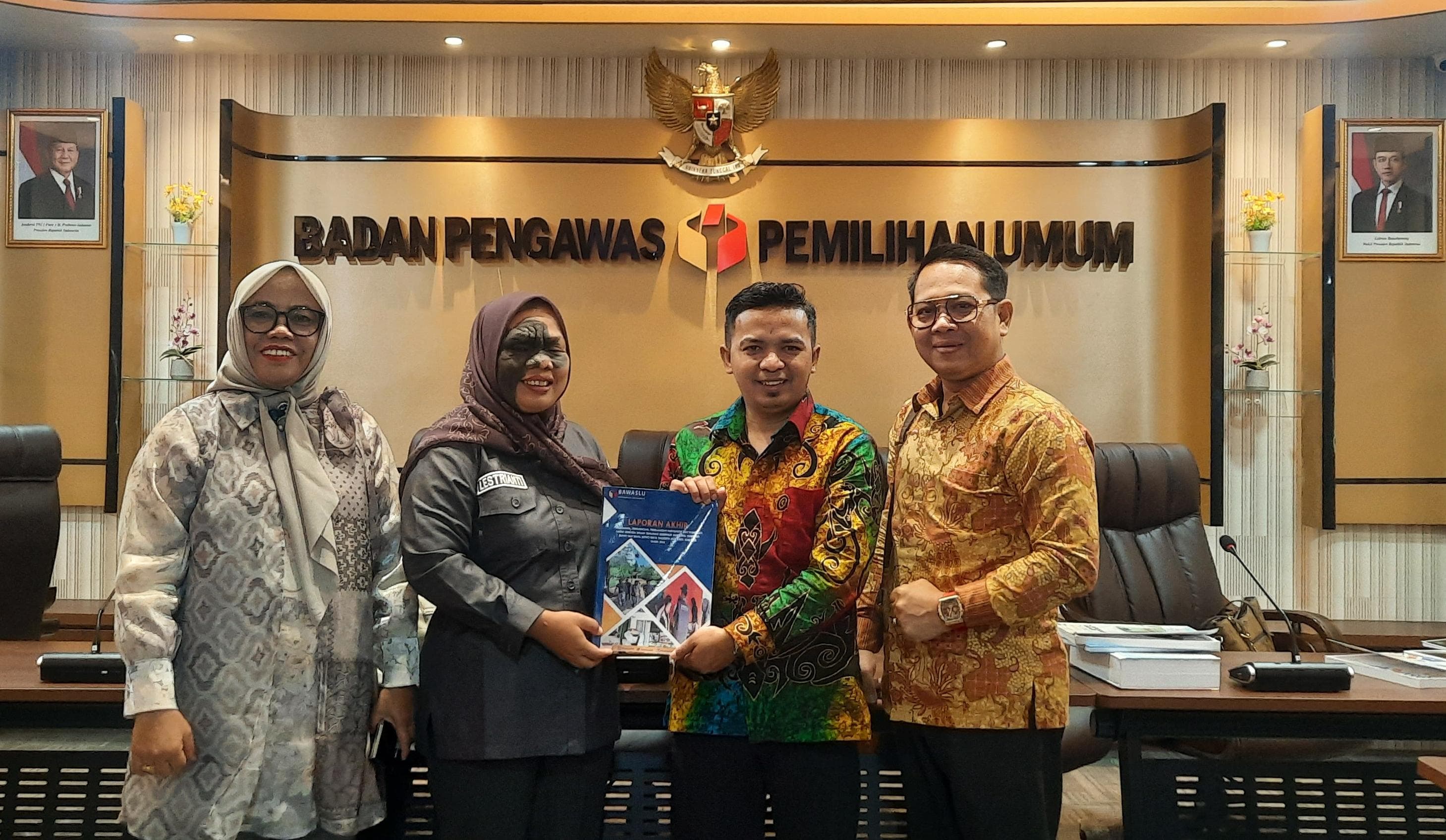 Bawaslu PALI Serahkan Langsung Laporan Akhir Pengawasan Divisi Hukum Pencegahan Partisipasi Masyarakat Dan Hubungan Masyarakat (Hp2h).