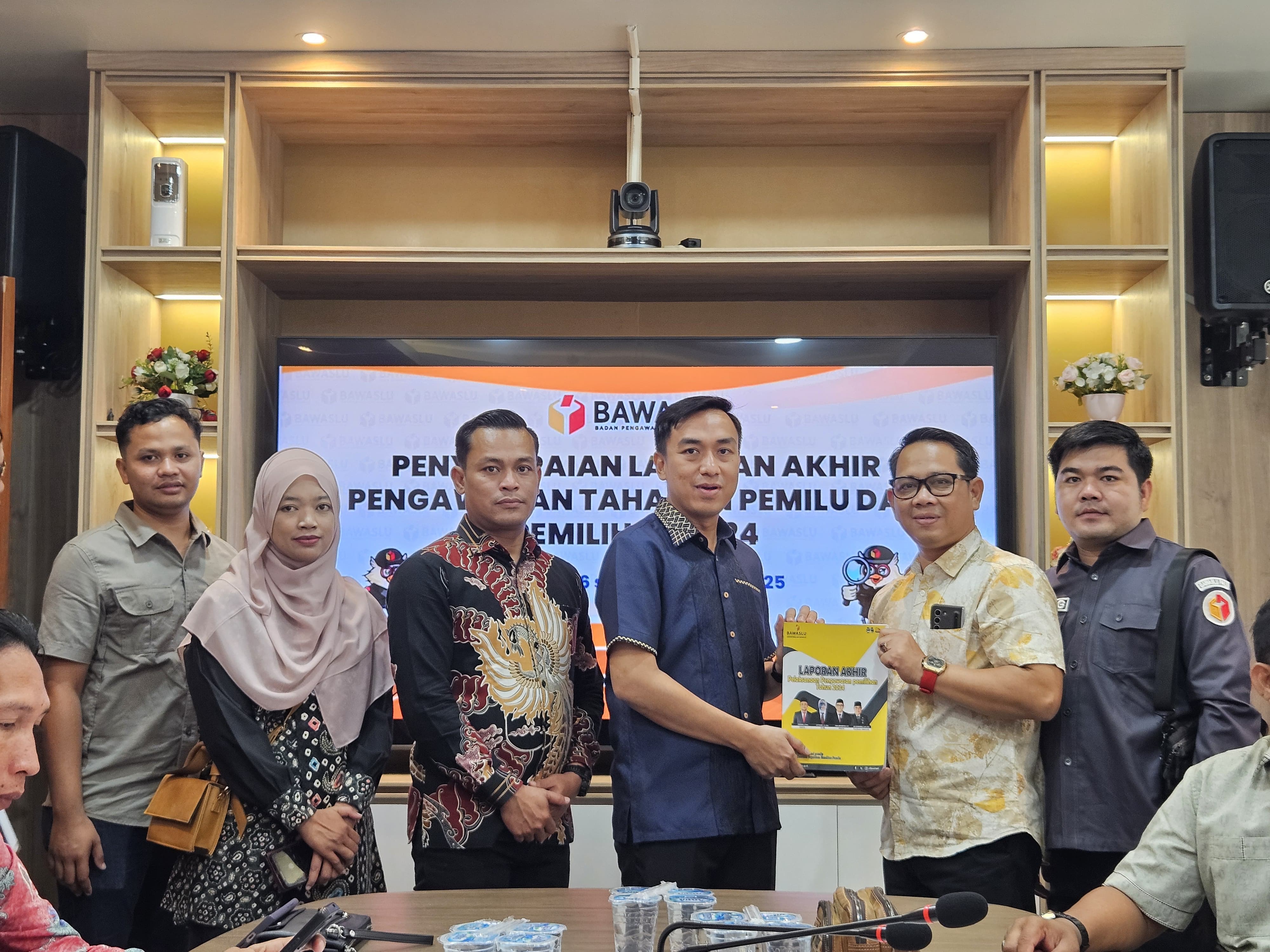  Bawaslu PALI Serahkan Laporan Komprehensif Pengawasan ke Bawaslu RI 