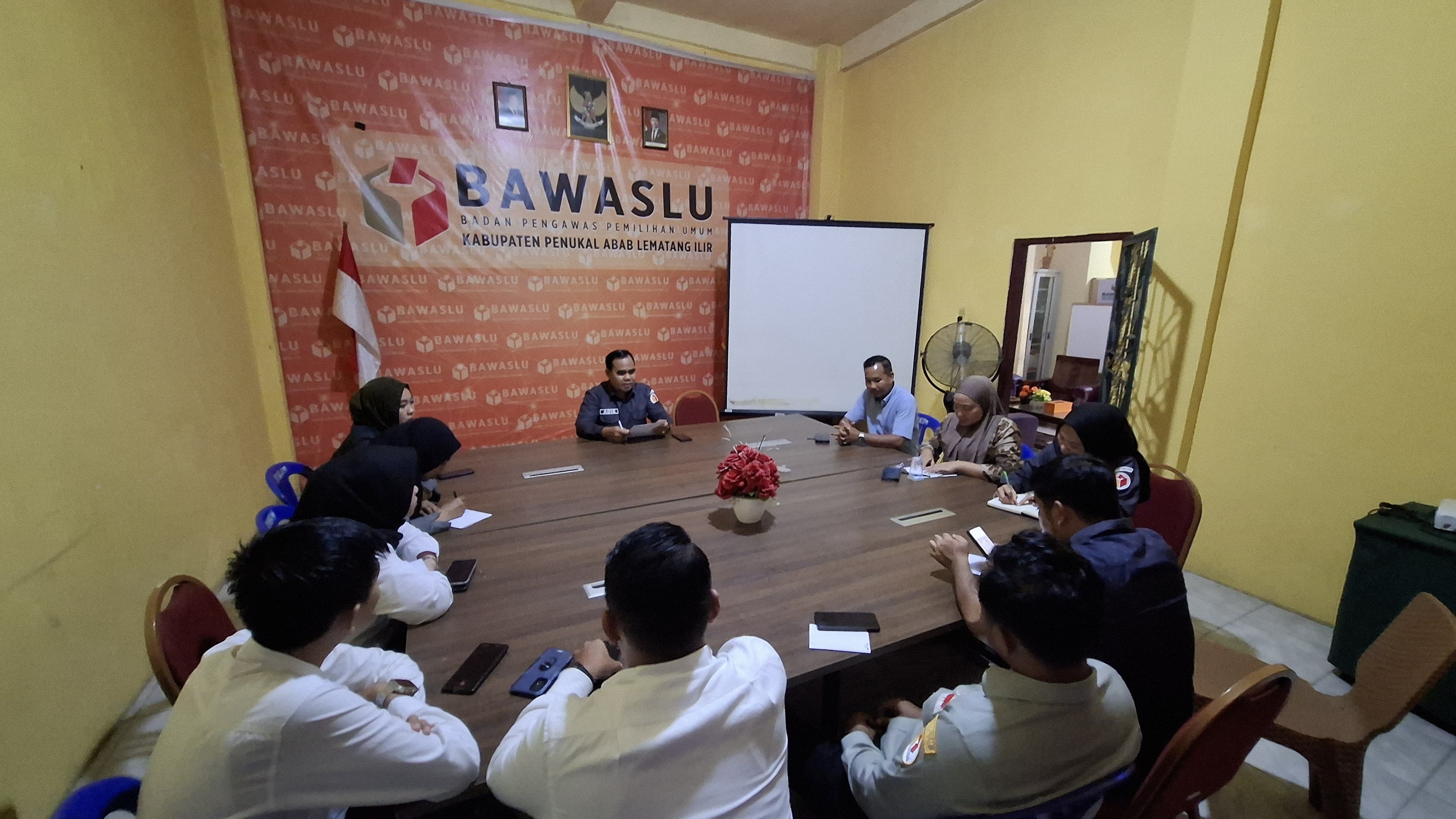 Bawaslu PALI Laksanakan Rapat Internal Rutin, Tiga CPNS Mulai Terlibat Aktif 
