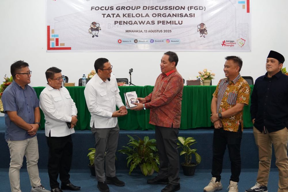 Anggota Bawaslu Herwyn JH Malonda saat membuka Diskusi Terpumpun Tata Kelola Organisasi Pengawas Pemilu di Universitas Negeri Manado (Unima), Tondano, Rabu (13/8/2025).