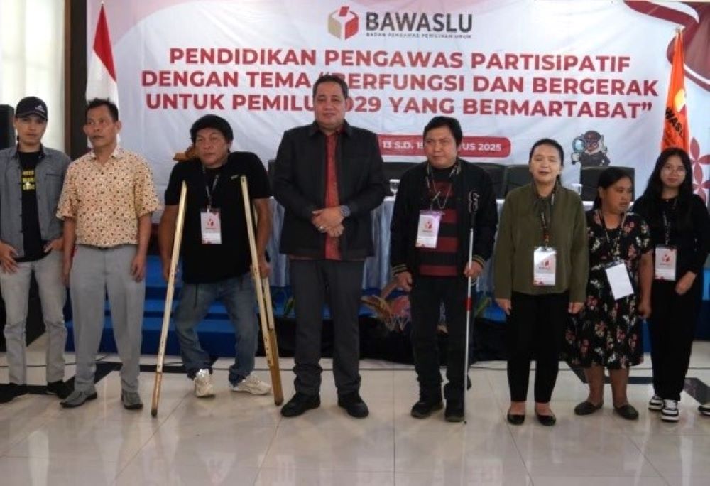 Anggota Bawaslu Herwyn JH Malonda berfoto bersama usai membuka kegiatan Pendidikan Pengawasan Partisipatif (P2P) bertema 'Berfungsi dan Bergerak untuk Pemilu 2029 yang Bermartabat' di Tomohon, Sulawesi Utara, Rabu (13/8/2025)