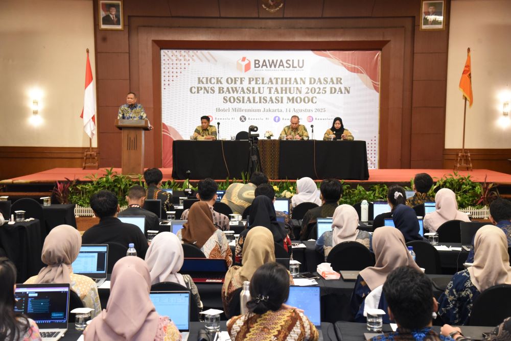 Sekretaris Jenderal (Sekjen) Bawaslu, Ichsan Fuady saat membuka Kick Off Pelatihan Dasar (Latsar) CPNS Bawaslu Tahun 2025 dan Sosialisasi Massive Open Online Course (MOOC) di Jakarta, Kamis (14/8/2025).