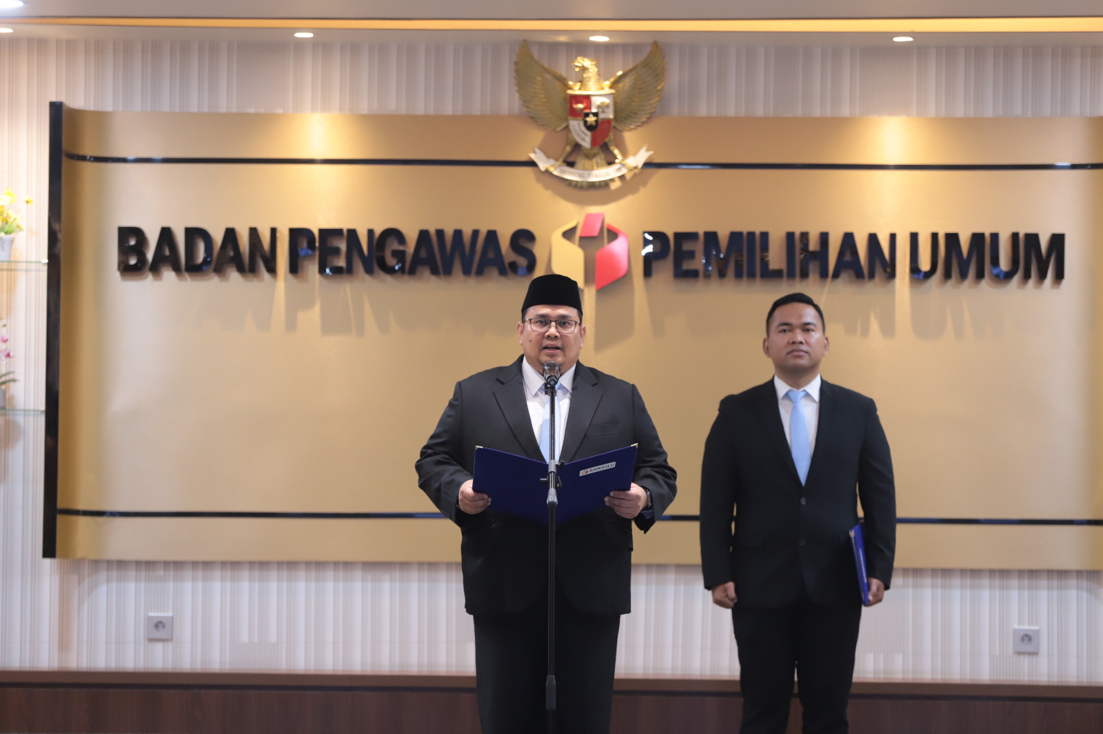Ketua Bawaslu Rahmat Bagja saat melantik Penggantian Antarwaktu Anggota Bawaslu Provinsi dan Kabupaten di kantor Bawaslu, Jakarta pada, Sabtu (26/7/2025)/Foto: Publikasi Pemberitaan Bawaslu