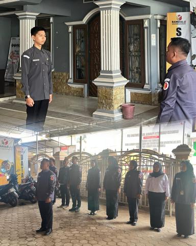 Bawaslu PALI – Badan Pengawas Pemilu (Bawaslu) KabupatenPenukal Abab Lematang ilir menggelar Apel Pagi Hari Senin di halaman Kantor Sekretariat Bawaslu Kabupaten Kendal, Senin (30/6/2025). Ketua Bawaslu Kabupaten Penukal Abab Lematang ilir sLestrianti, Am.Kep ebagai pemimpin apel. Dokumentasi Apel Pagi 23 Juni 2025 di Halaman Bawaslu Kabupaten PALI  Dalam amanat Pembina apel disampaikan bahwa apel ini merupakan kegiatan rutinitas yang selalu dilaksanakan pada hari senin, harapnnya dengan adanya apel pagi da