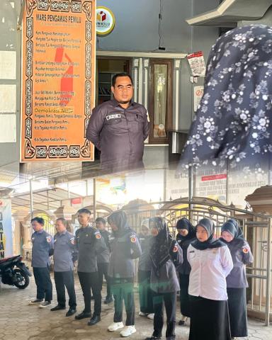 Anggota Bawaslu Kabupaten Banyumas, Yon Daryono menekankan pentingnya rencana kerja mingguan saat apel pagi rutin di halaman parkir kantor, Senin (21/7)