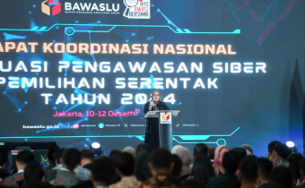 Anggota Bawaslu, Lolly Suhenty saat menyampaikan arahan pada Rapat Koordinasi Nasional (Rakornas) Evaluasi Pengawasan Siber Pemilihan Serentak Tahun 2024 di Jakarta, Selasa (10/12/2024).