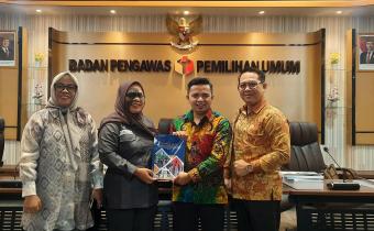 Bawaslu PALI Serahkan Langsung Laporan Akhir Pengawasan Divisi Hukum Pencegahan Partisipasi Masyarakat Dan Hubungan Masyarakat (Hp2h).