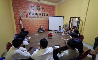 Bawaslu PALI Laksanakan Rapat Internal Rutin, Tiga CPNS Mulai Terlibat Aktif 