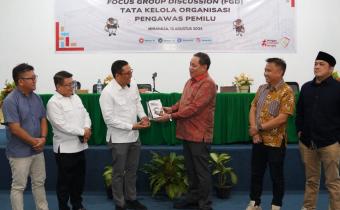 Anggota Bawaslu Herwyn JH Malonda saat membuka Diskusi Terpumpun Tata Kelola Organisasi Pengawas Pemilu di Universitas Negeri Manado (Unima), Tondano, Rabu (13/8/2025).
