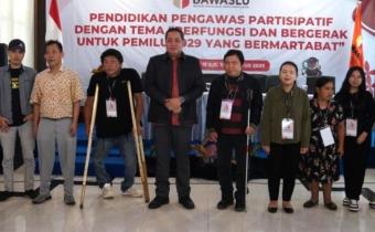Anggota Bawaslu Herwyn JH Malonda berfoto bersama usai membuka kegiatan Pendidikan Pengawasan Partisipatif (P2P) bertema 'Berfungsi dan Bergerak untuk Pemilu 2029 yang Bermartabat' di Tomohon, Sulawesi Utara, Rabu (13/8/2025)